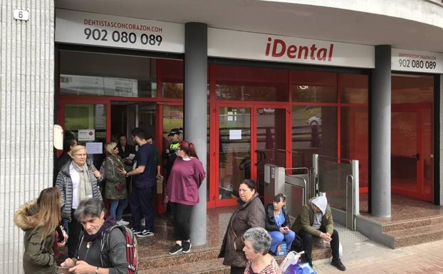 Pacientes a las puertas de la clínica durante el desahucio.