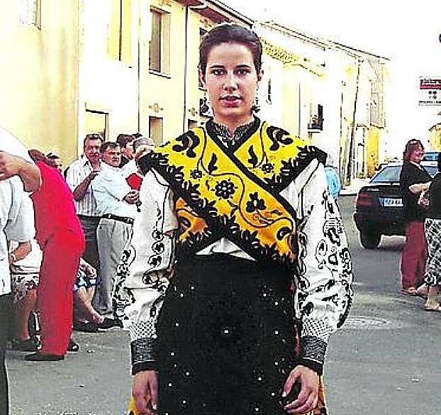 Luciendo el traje regional de Aliste.