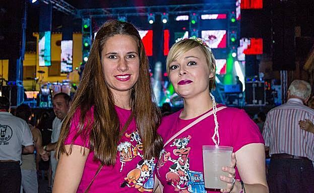 Con su amiga Gemma de Dios, el pasado verano en las fiestas de Tábara