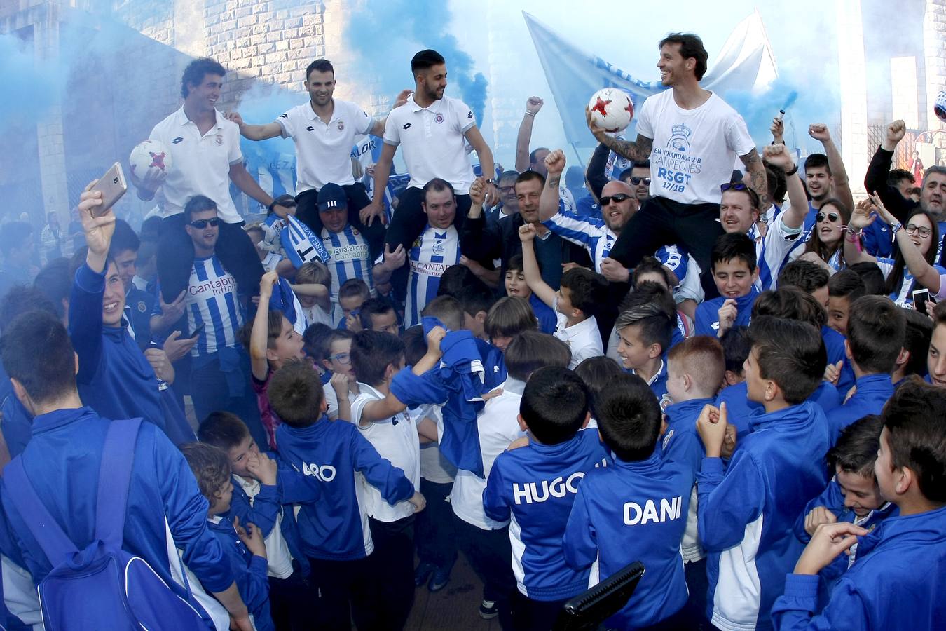 La plaza  Baldomero  Iglesias y sus alrededores sirven de escenario para rodar el anuncio de la Gimnástica para la fase de ascenso