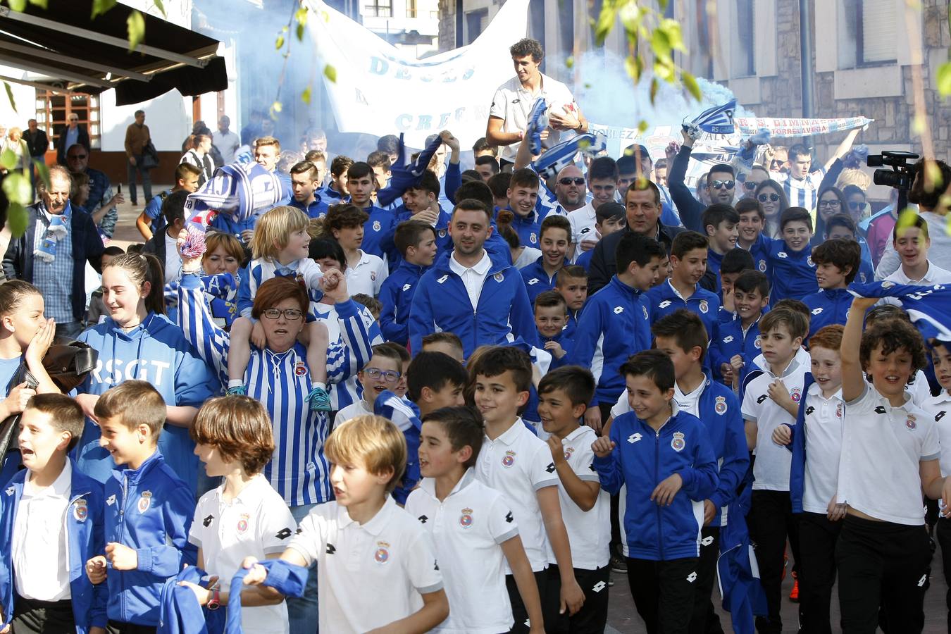 La plaza  Baldomero  Iglesias y sus alrededores sirven de escenario para rodar el anuncio de la Gimnástica para la fase de ascenso