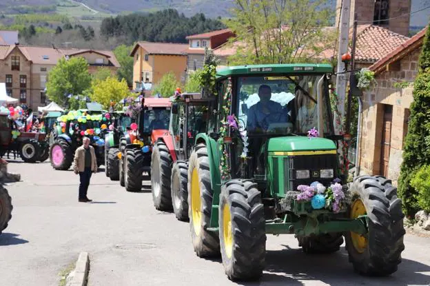Los tractores abrieron la procesión que acompañaba a la imagen del santo