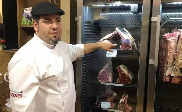 Antonio Vicente muestra las cámaras especiales de maduración donde se exhibe la carne tudanca. 