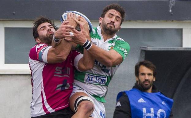 Mateo Bast, del Gernika (izquierda), y Juan Pablo Guido saltan a por el balón en una jugada del partido de ayer en San Román.