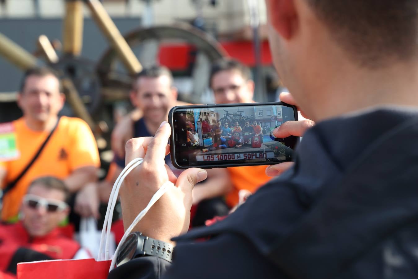 Miles de personas toman Cabezón de la Sal a la espera de que esta noche arranquen las pruebas más duras de Los 10.000 del Soplao