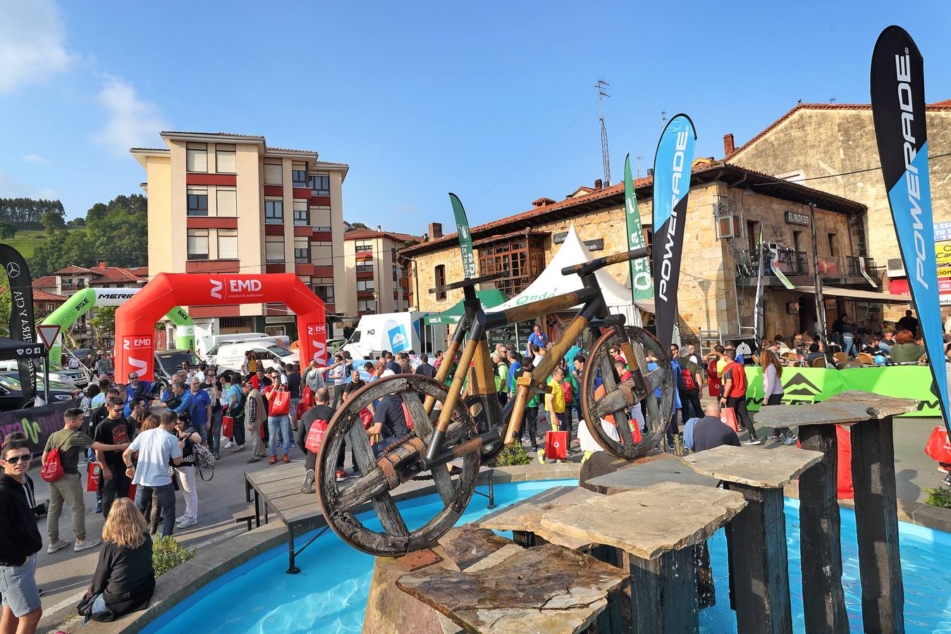 Miles de personas toman Cabezón de la Sal a la espera de que esta noche arranquen las pruebas más duras de Los 10.000 del Soplao