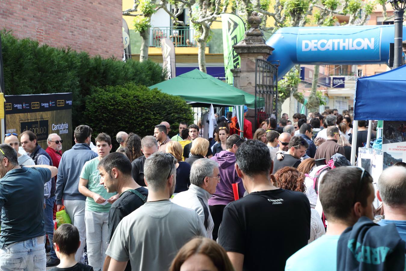 Miles de personas toman Cabezón de la Sal a la espera de que esta noche arranquen las pruebas más duras de Los 10.000 del Soplao