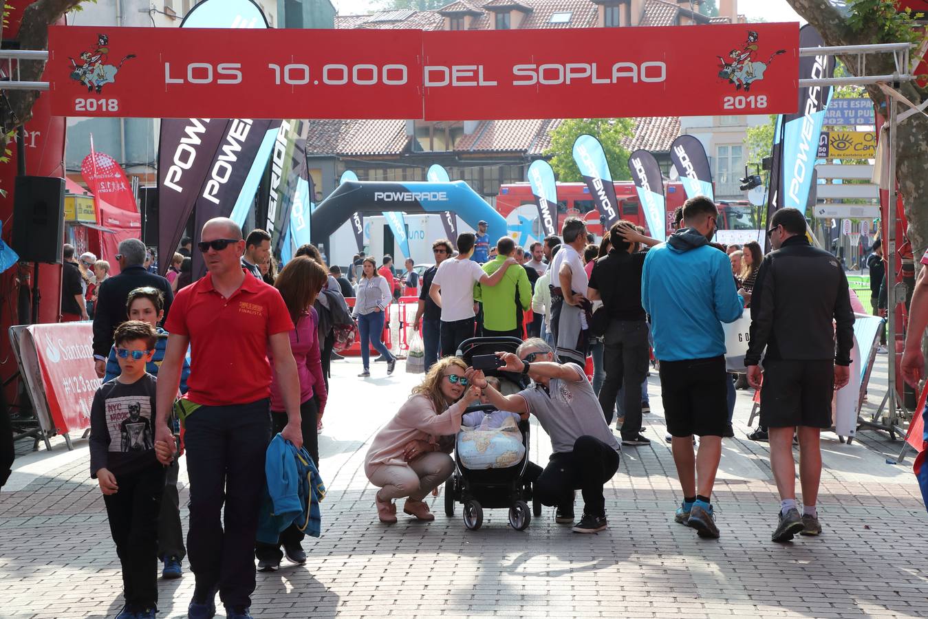 Miles de personas toman Cabezón de la Sal a la espera de que esta noche arranquen las pruebas más duras de Los 10.000 del Soplao