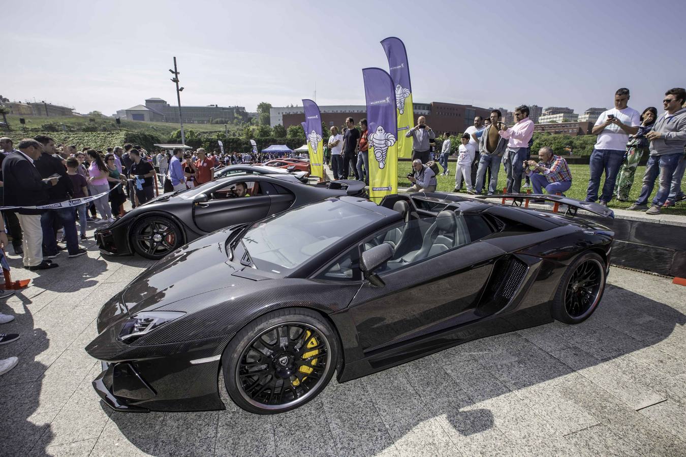 Coches como el Aston Martin DB11, el Ferrari F12 o el GTA Spano son algunos de los 160 deportivos que se han dado cita hoy en Santander. La XI edición de Superdeportivos Cantabria 'Ciudad de Santander' acoge diferentes rutas por la región y la concentración de esta mañana en el Parque de las Llamas.