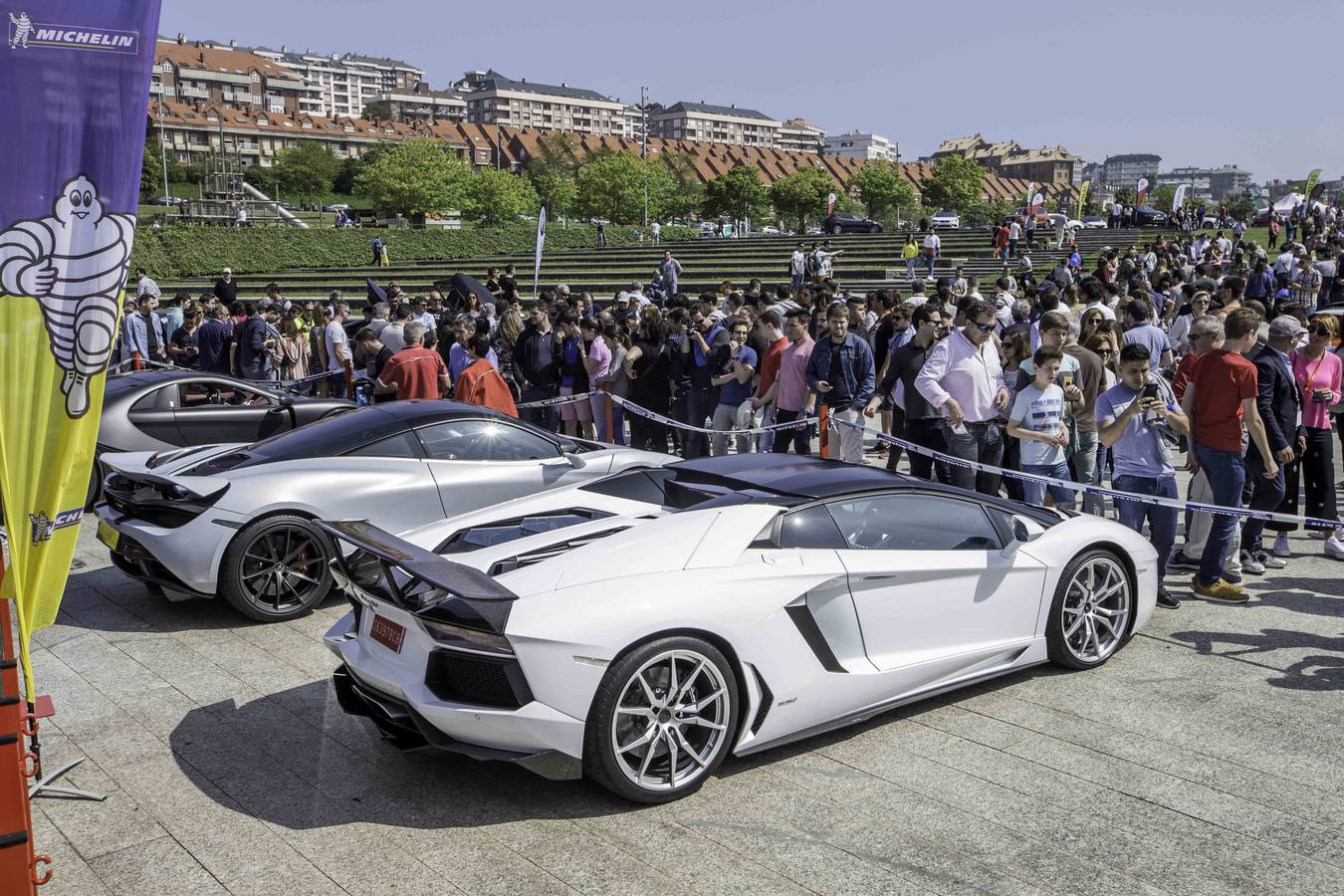 Coches como el Aston Martin DB11, el Ferrari F12 o el GTA Spano son algunos de los 160 deportivos que se han dado cita hoy en Santander. La XI edición de Superdeportivos Cantabria 'Ciudad de Santander' acoge diferentes rutas por la región y la concentración de esta mañana en el Parque de las Llamas.