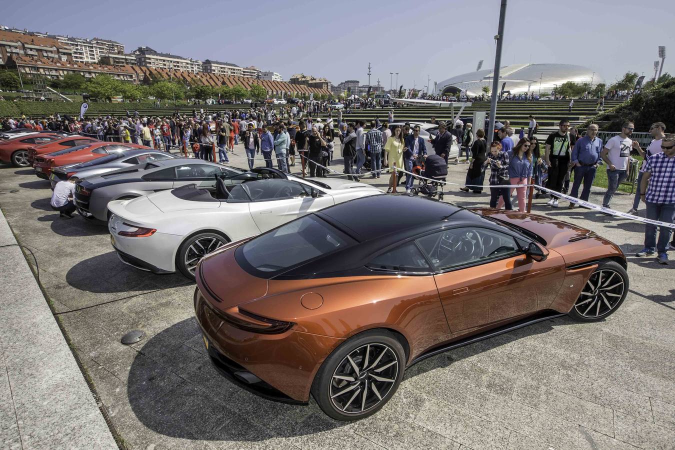 Coches como el Aston Martin DB11, el Ferrari F12 o el GTA Spano son algunos de los 160 deportivos que se han dado cita hoy en Santander. La XI edición de Superdeportivos Cantabria 'Ciudad de Santander' acoge diferentes rutas por la región y la concentración de esta mañana en el Parque de las Llamas.