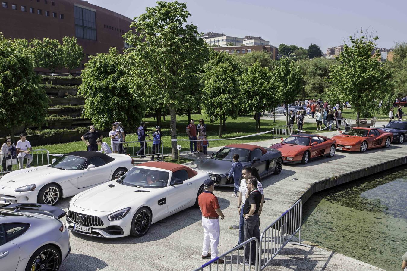 Coches como el Aston Martin DB11, el Ferrari F12 o el GTA Spano son algunos de los 160 deportivos que se han dado cita hoy en Santander. La XI edición de Superdeportivos Cantabria 'Ciudad de Santander' acoge diferentes rutas por la región y la concentración de esta mañana en el Parque de las Llamas.