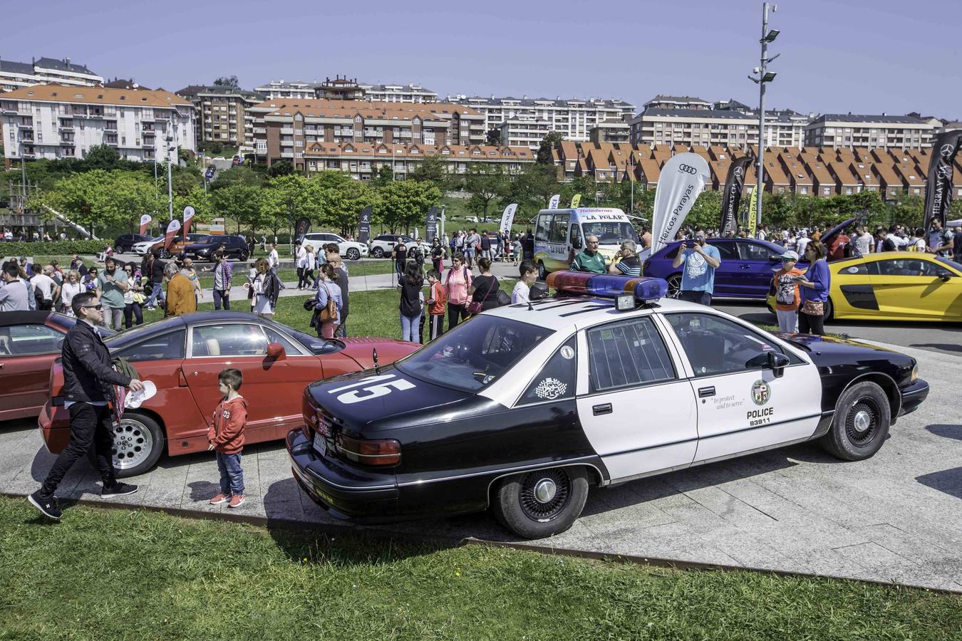 Coches como el Aston Martin DB11, el Ferrari F12 o el GTA Spano son algunos de los 160 deportivos que se han dado cita hoy en Santander. La XI edición de Superdeportivos Cantabria 'Ciudad de Santander' acoge diferentes rutas por la región y la concentración de esta mañana en el Parque de las Llamas.
