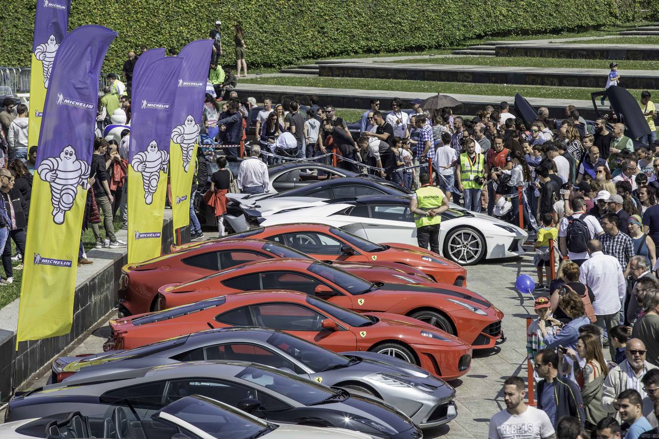 Coches como el Aston Martin DB11, el Ferrari F12 o el GTA Spano son algunos de los 160 deportivos que se han dado cita hoy en Santander. La XI edición de Superdeportivos Cantabria 'Ciudad de Santander' acoge diferentes rutas por la región y la concentración de esta mañana en el Parque de las Llamas.