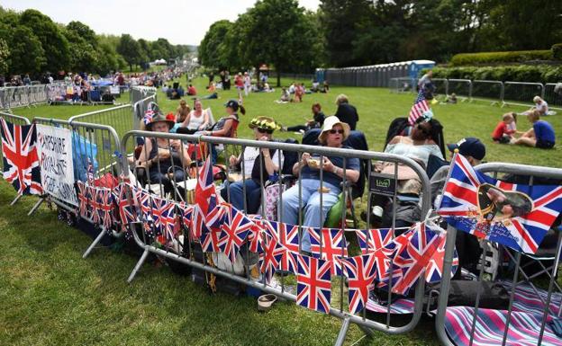 Imagen. Miles de personas aclaman a los novios en Windsor..