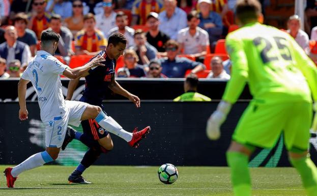 El delantero del Valencia Rodrigo Moreno ataca frente al Deportivo.