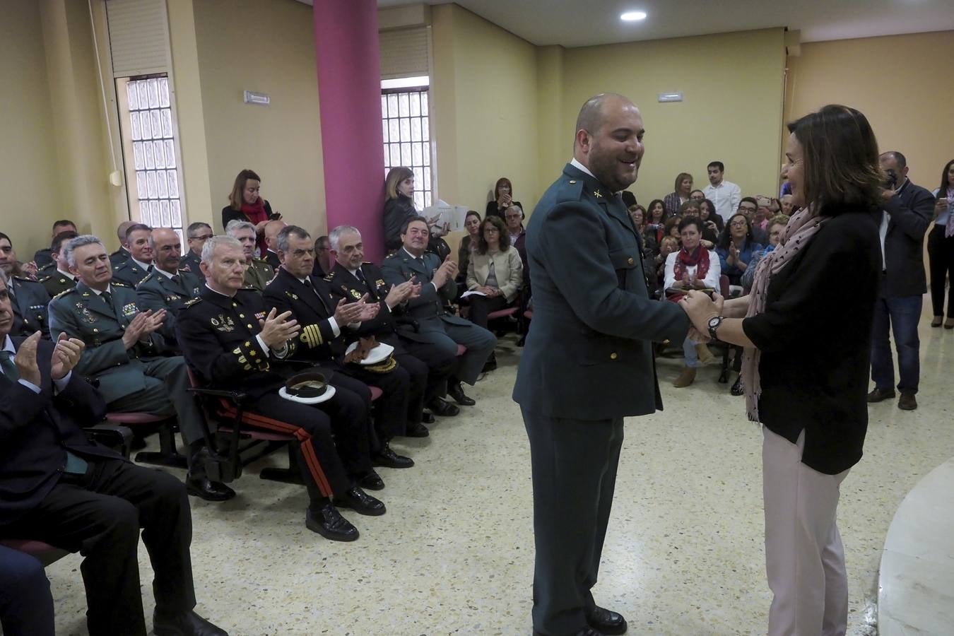 En la celebración del 174 cumpleaños de la Guardia Civil, celebrado en el acuartelamiento de Campogiro, este jueves, 17 de mayo, se impusieron 19 condecoraciones al mérito del Cuerpo de la Guardia Civil, incluida la de la fiscal superior, pero también al delegado en Cantabria de la empresa Prosegur, Jesús Isla, y a otros 17 componentes de este Cuerpo, que nació en el año 1844. 