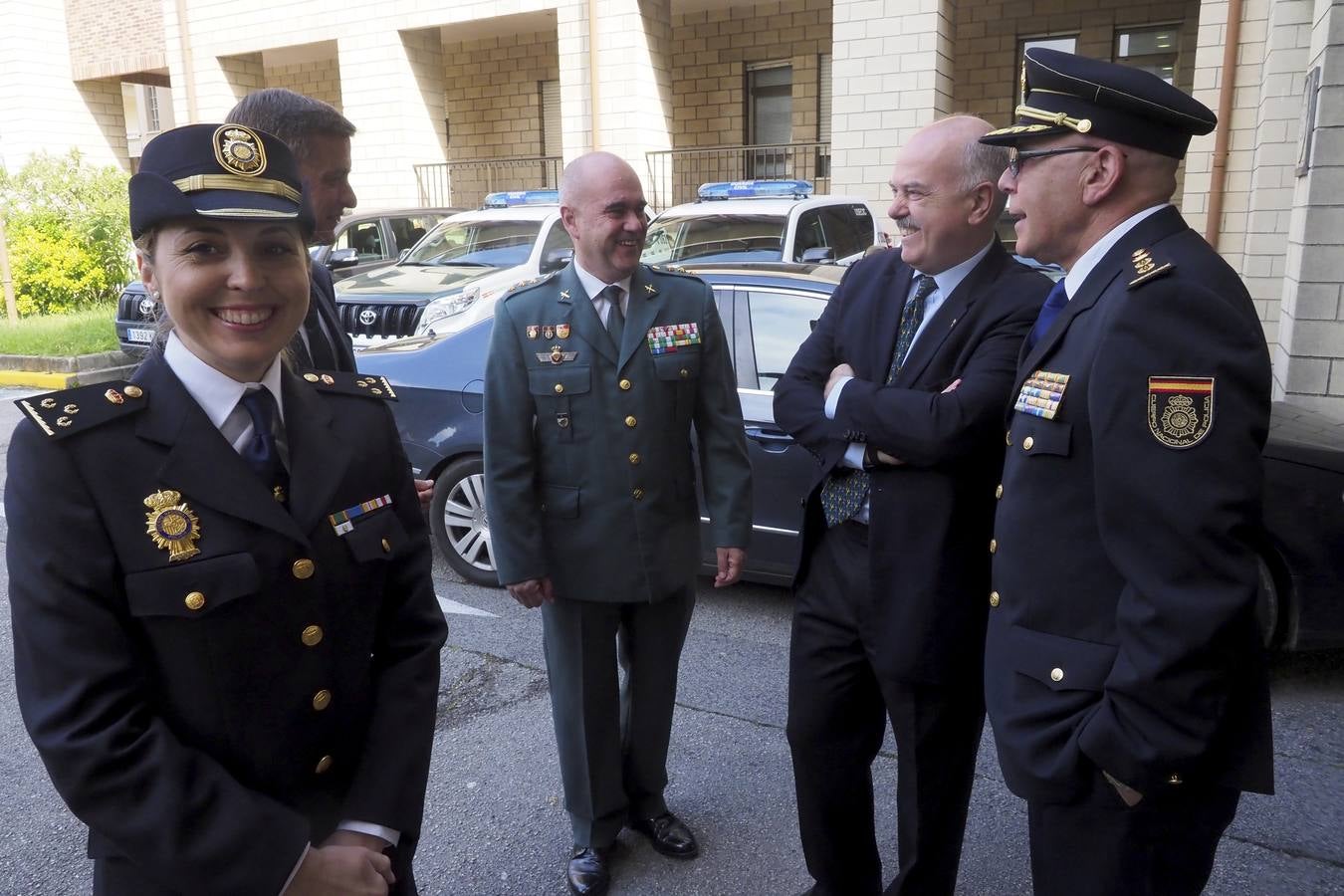 En la celebración del 174 cumpleaños de la Guardia Civil, celebrado en el acuartelamiento de Campogiro, este jueves, 17 de mayo, se impusieron 19 condecoraciones al mérito del Cuerpo de la Guardia Civil, incluida la de la fiscal superior, pero también al delegado en Cantabria de la empresa Prosegur, Jesús Isla, y a otros 17 componentes de este Cuerpo, que nació en el año 1844. 