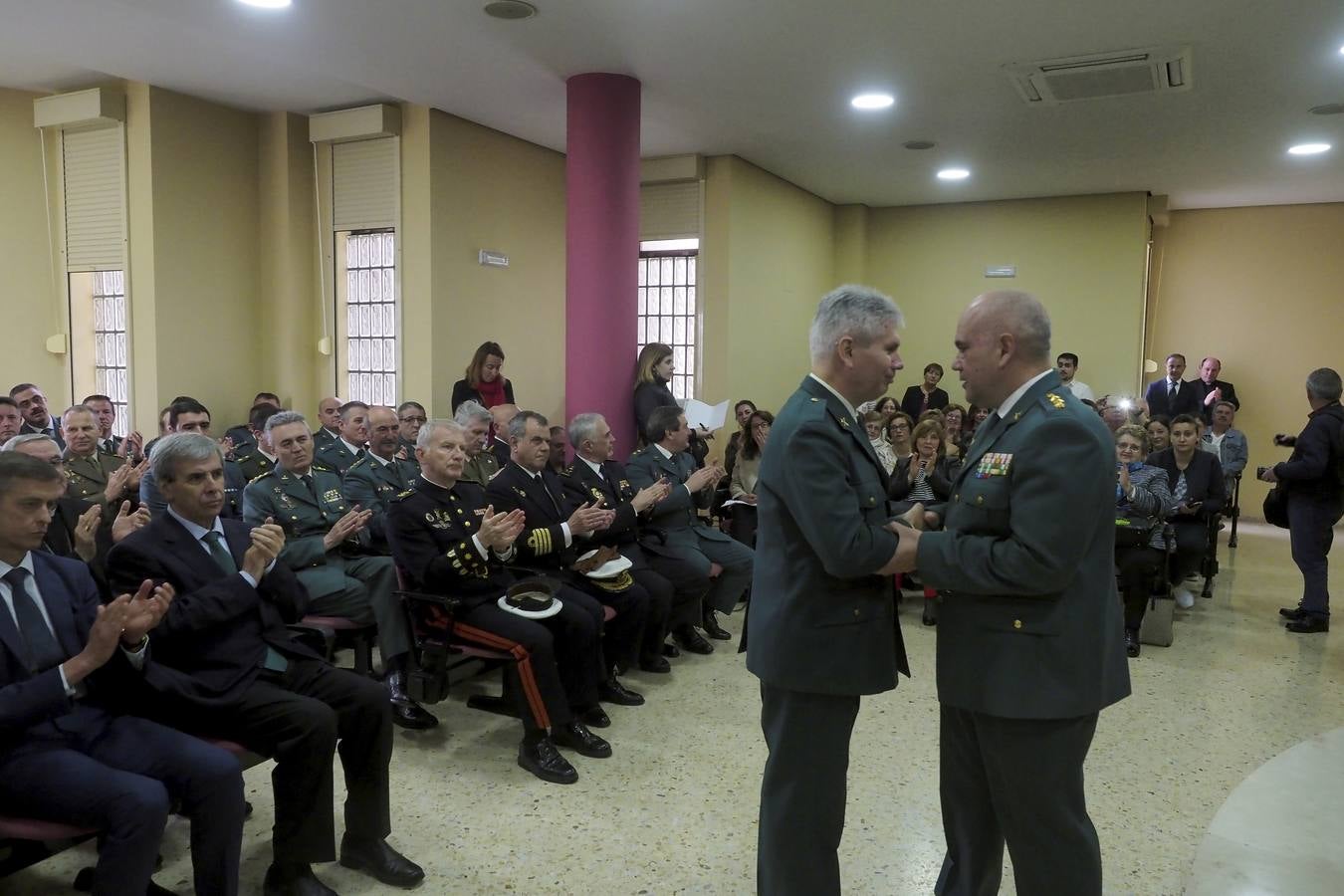 En la celebración del 174 cumpleaños de la Guardia Civil, celebrado en el acuartelamiento de Campogiro, este jueves, 17 de mayo, se impusieron 19 condecoraciones al mérito del Cuerpo de la Guardia Civil, incluida la de la fiscal superior, pero también al delegado en Cantabria de la empresa Prosegur, Jesús Isla, y a otros 17 componentes de este Cuerpo, que nació en el año 1844. 