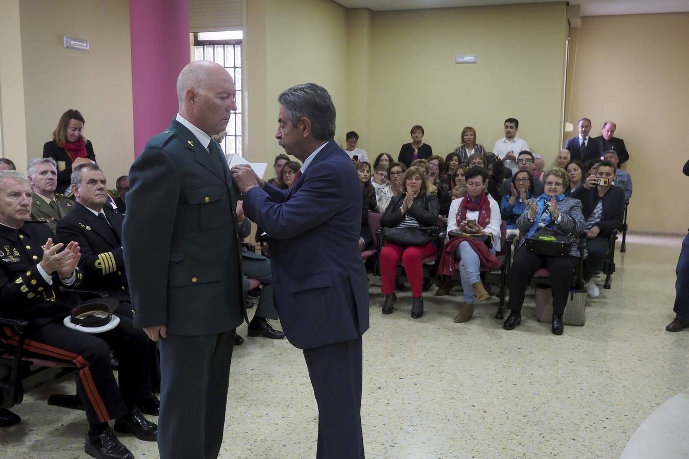 En la celebración del 174 cumpleaños de la Guardia Civil, celebrado en el acuartelamiento de Campogiro, este jueves, 17 de mayo, se impusieron 19 condecoraciones al mérito del Cuerpo de la Guardia Civil, incluida la de la fiscal superior, pero también al delegado en Cantabria de la empresa Prosegur, Jesús Isla, y a otros 17 componentes de este Cuerpo, que nació en el año 1844. 