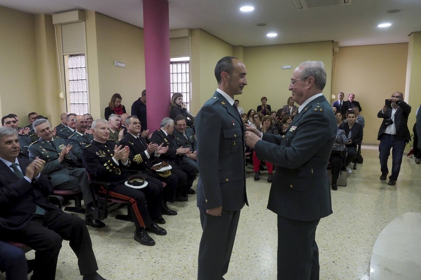 En la celebración del 174 cumpleaños de la Guardia Civil, celebrado en el acuartelamiento de Campogiro, este jueves, 17 de mayo, se impusieron 19 condecoraciones al mérito del Cuerpo de la Guardia Civil, incluida la de la fiscal superior, pero también al delegado en Cantabria de la empresa Prosegur, Jesús Isla, y a otros 17 componentes de este Cuerpo, que nació en el año 1844. 