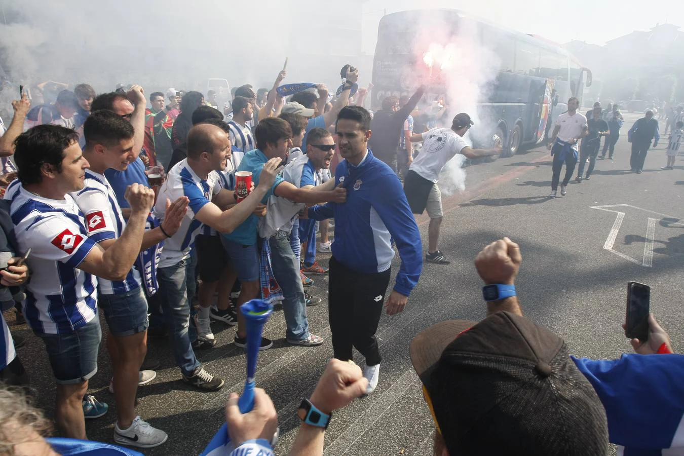 Fotos: Recibimiento a los jugadores de la Gimnástica en El Malecón