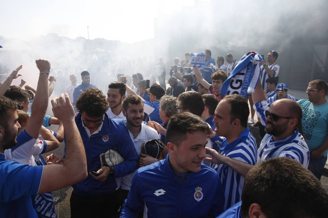 Fotos: Recibimiento a los jugadores de la Gimnástica en El Malecón