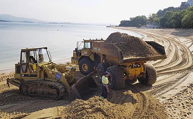 La arena se trae por Los Peligros desde el fondo, en la zona del Promontorio, hasta el área del balneario, ya en La Magdalena.