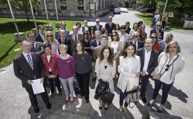 Jueces y fiscales en huelga, hoy en el patio de Salesas.