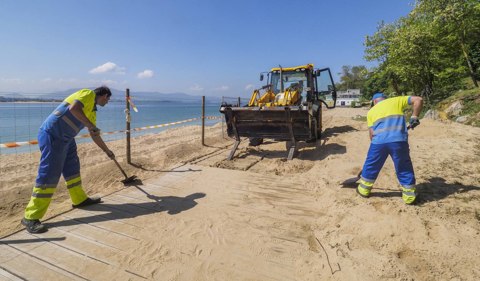 Con la playa llena otra vez de arena en la zona de La Magdalena, el vallado que impide el paso hoy en día podría retirarse para el fin de semana «o incluso antes» 