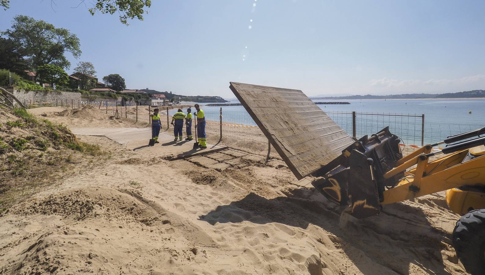 Con la playa llena otra vez de arena en la zona de La Magdalena, el vallado que impide el paso hoy en día podría retirarse para el fin de semana «o incluso antes» 