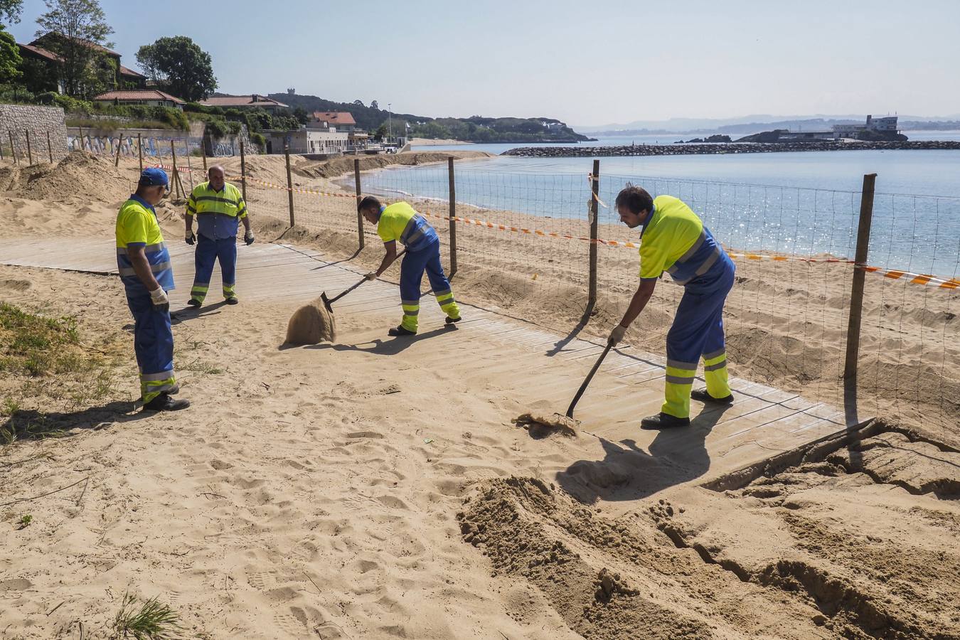 Con la playa llena otra vez de arena en la zona de La Magdalena, el vallado que impide el paso hoy en día podría retirarse para el fin de semana «o incluso antes» 