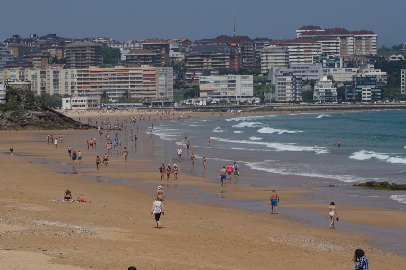 Paseando frente al mar.