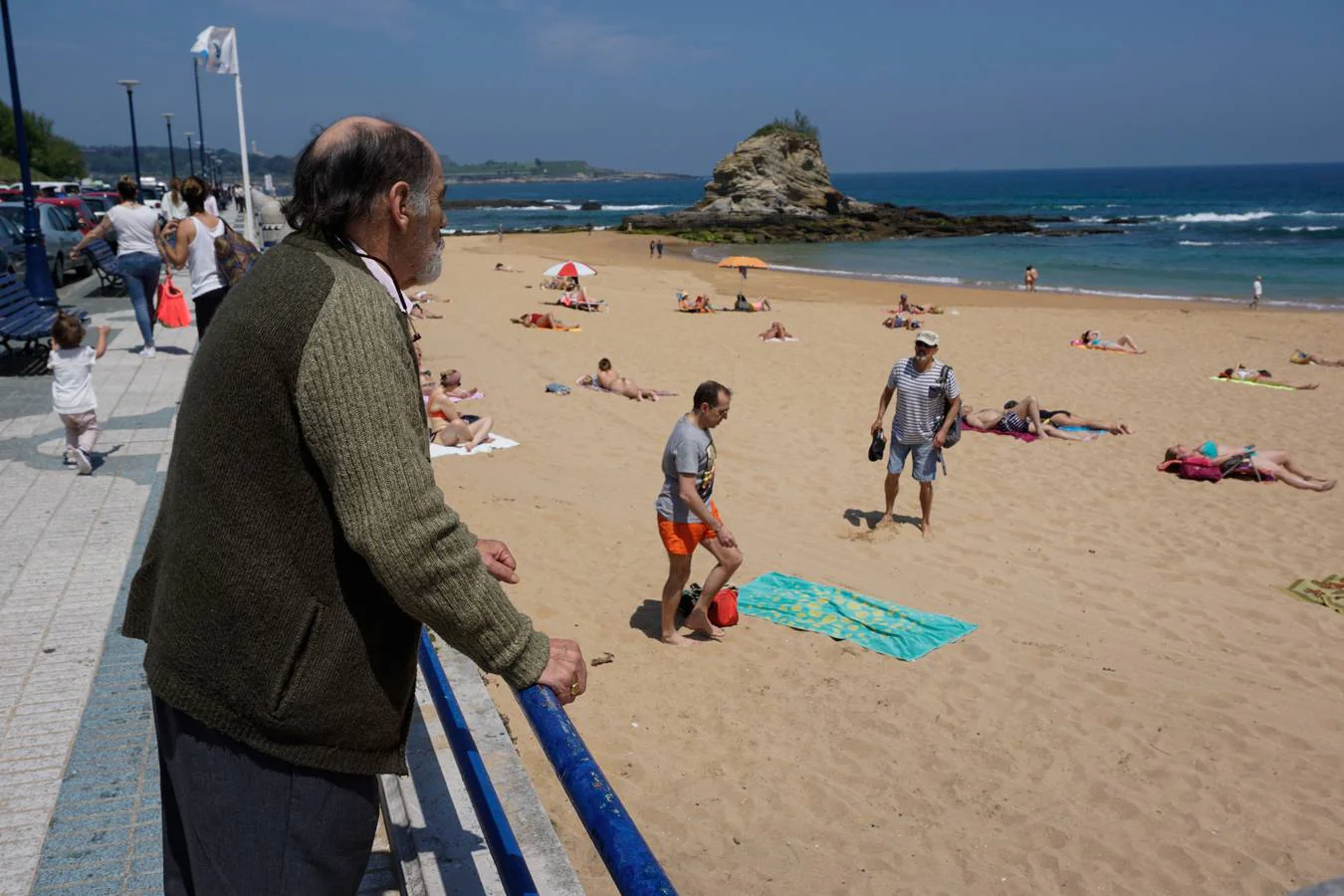 Vigilando a la gente que toma el sol en la playa del Camello.