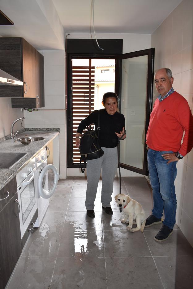  Mercedes Vicente y Pablo Gómez, en la cocina de la vivienda en la que se alojará la mujer mientras duren los trabajos de rehabilitación del edificio en el que reside habitualmente en Suances. 