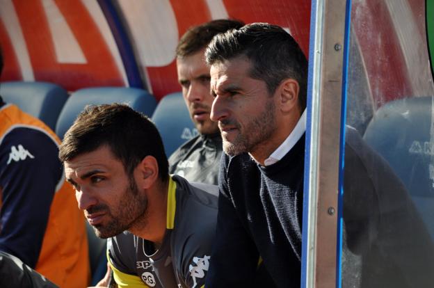 Iván Ania, a la derecha, junto a Pablo Gutiérrez y Fabián Fernández -al fondo- en el banquillo del Villanovense. 