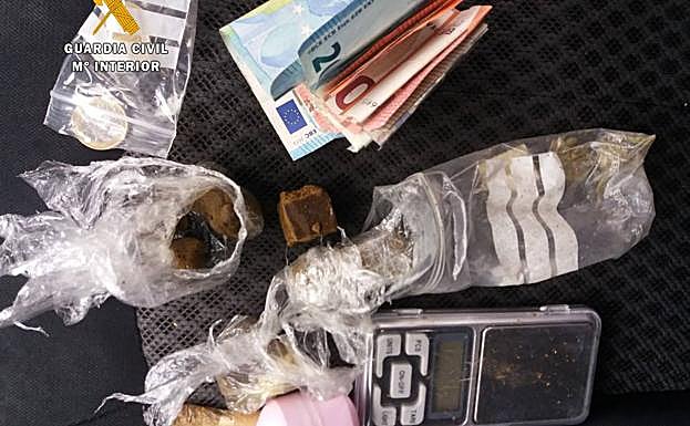 Droga, dinero y otros efectos intervenidos a los dos menores.