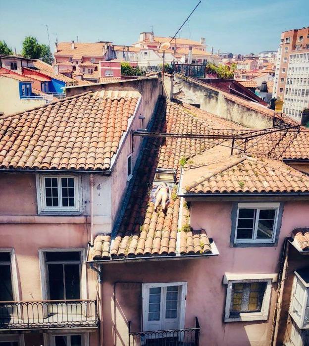 Una vecina de Santander se juega la vida para tomar el sol