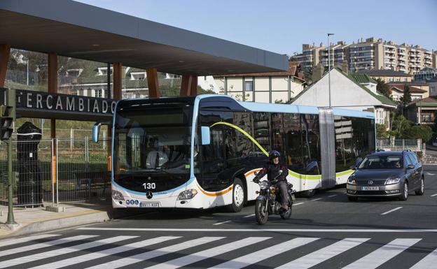 Uno de los autobuses articulados, junto al intercambiador de Valdecilla