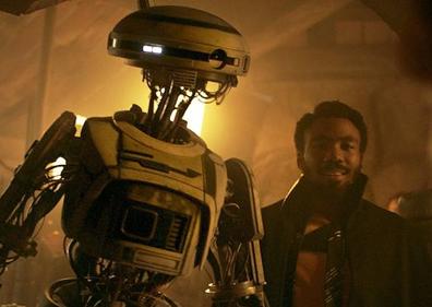 Imagen secundaria 1 - Alden Ehrenreich, Donald Glover y Emilia Clarke en diversas escenas de 'Han Solo: Una historia de Star Wars' (2018).