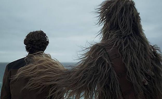 Imagen principal - Alden Ehrenreich, Donald Glover y Emilia Clarke en diversas escenas de 'Han Solo: Una historia de Star Wars' (2018).
