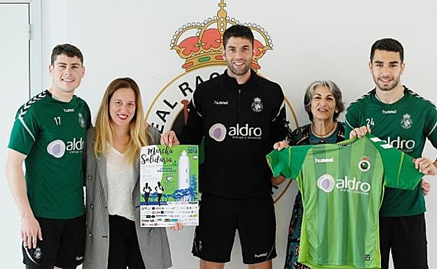 Los jugadores del Racing Juanjo Expósito, Miguel Gándara y Sergio Ruiz con las organizadoras de la carrera.