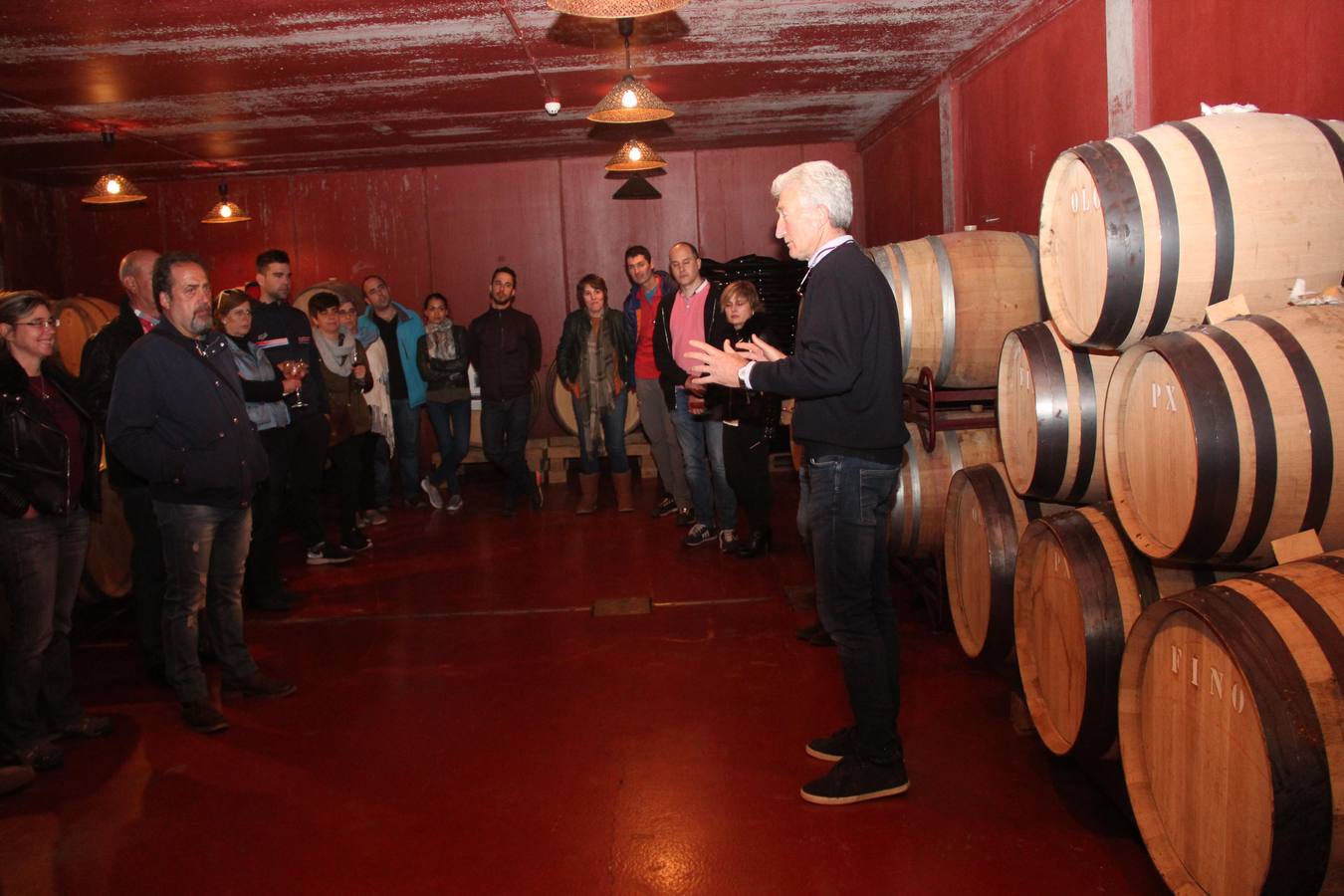 José Antonio Parra durante la explicación de la elaboración del whisky en las alquitaras.