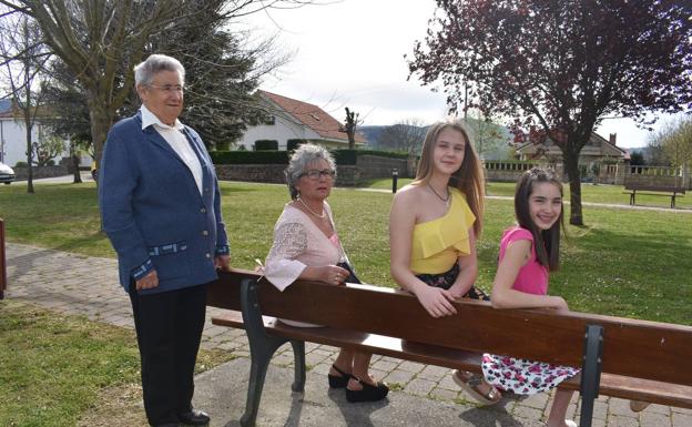 En la foto, de izquierda a derecha, Herminia González, pregonera, y las reinas, de la Tercera Edad, María Antonina Gutiérrez Lemaur; de la Juventud, Safia Van de Wouw Revuelta; e Infantil, Zaira Falagán Velasco.