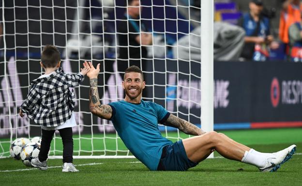 Sergio Ramos juega con su hijo tras el entrenamiento previo a la final.