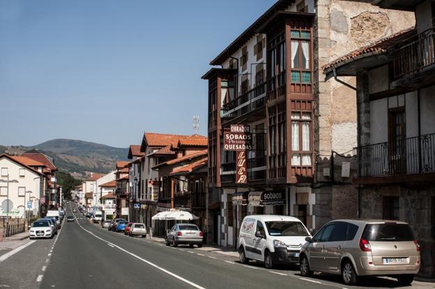 La vieja Nacional 623 atraviesa núcleos con gran atractivo cultural, gastronómico o termal como Puente Viesgo u Ontaneda (en la foto) en territorio pasiego 