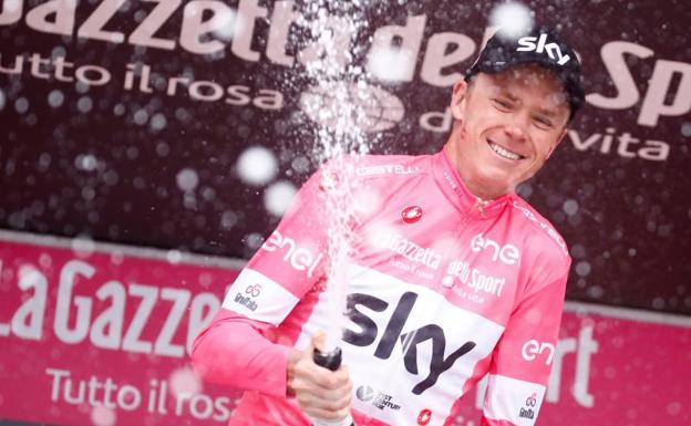 El británico Chris Froome celebra su virtual victoria en el Giro.