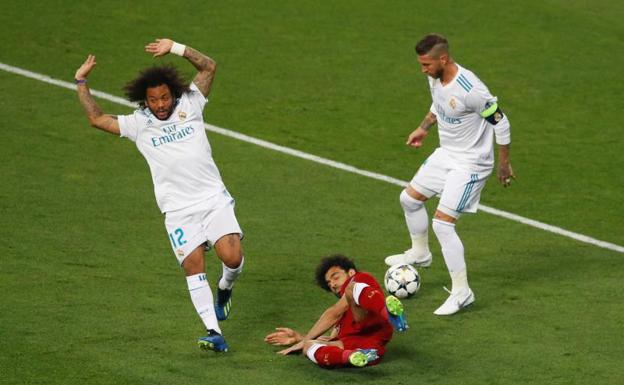 Sergio Ramos (d), junto a Marcelo y Salah.