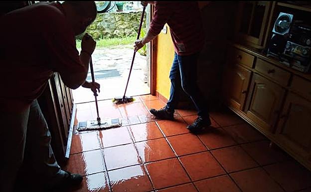 Una gran tromba de agua causa problemas de inundaciones en Corvera y Villasevil