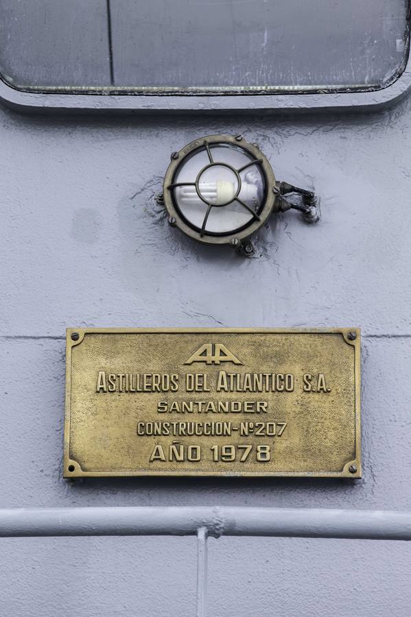 El remolcador de altura de la Armada Española 'Mahón' (A-51) hizo ayer escala en el puerto de Santander. Se trata de un buque con base en la Estación Naval de La Graña, en Ferrol, que cumple 40 años, 36 de ellos trabajando en misiones de vigilancia desde el río Miño hasta el mar Cantábrico, con una dotación de 30 personas a bordo.